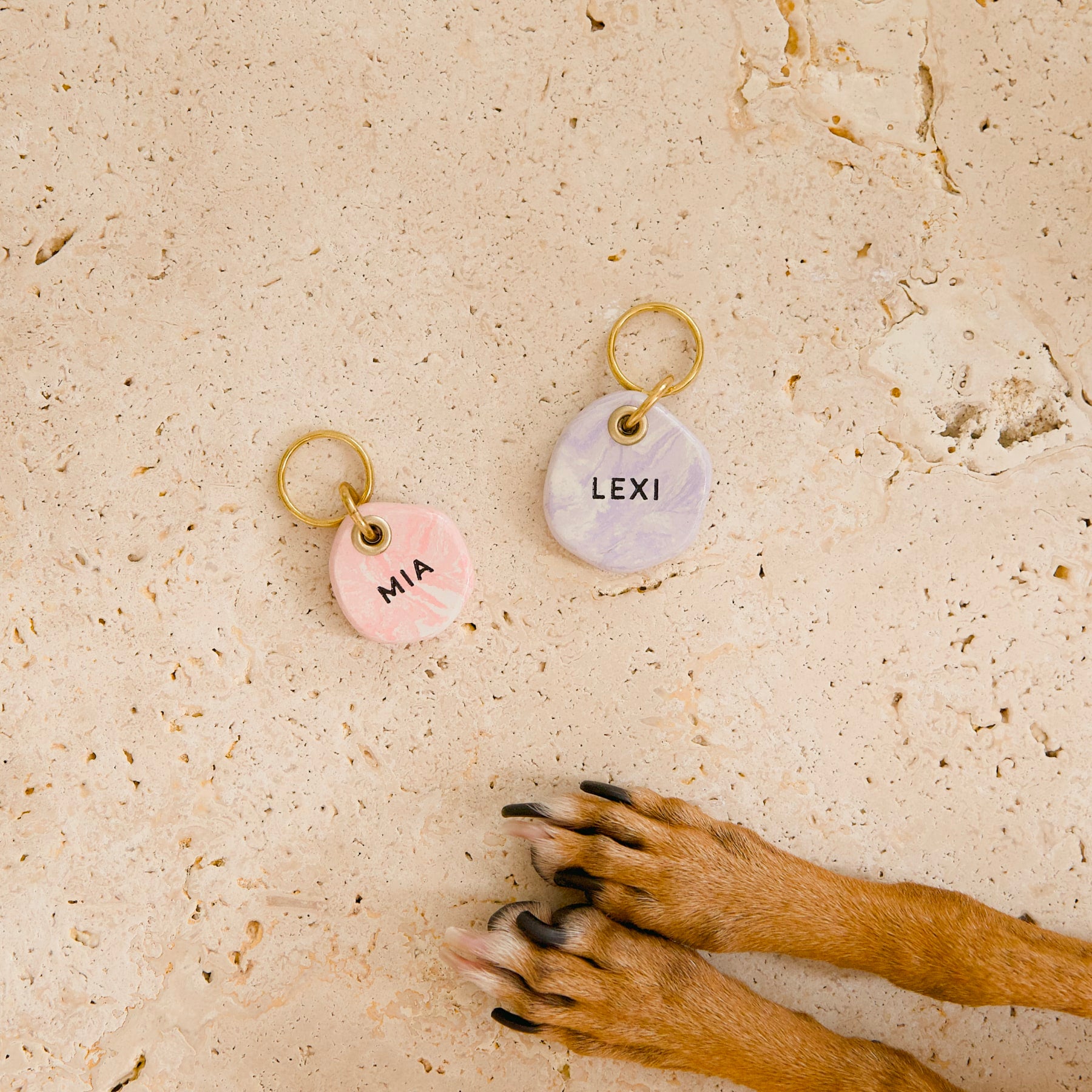 Custom name tags for dogs in pink and purple marble look with golden brass split rings