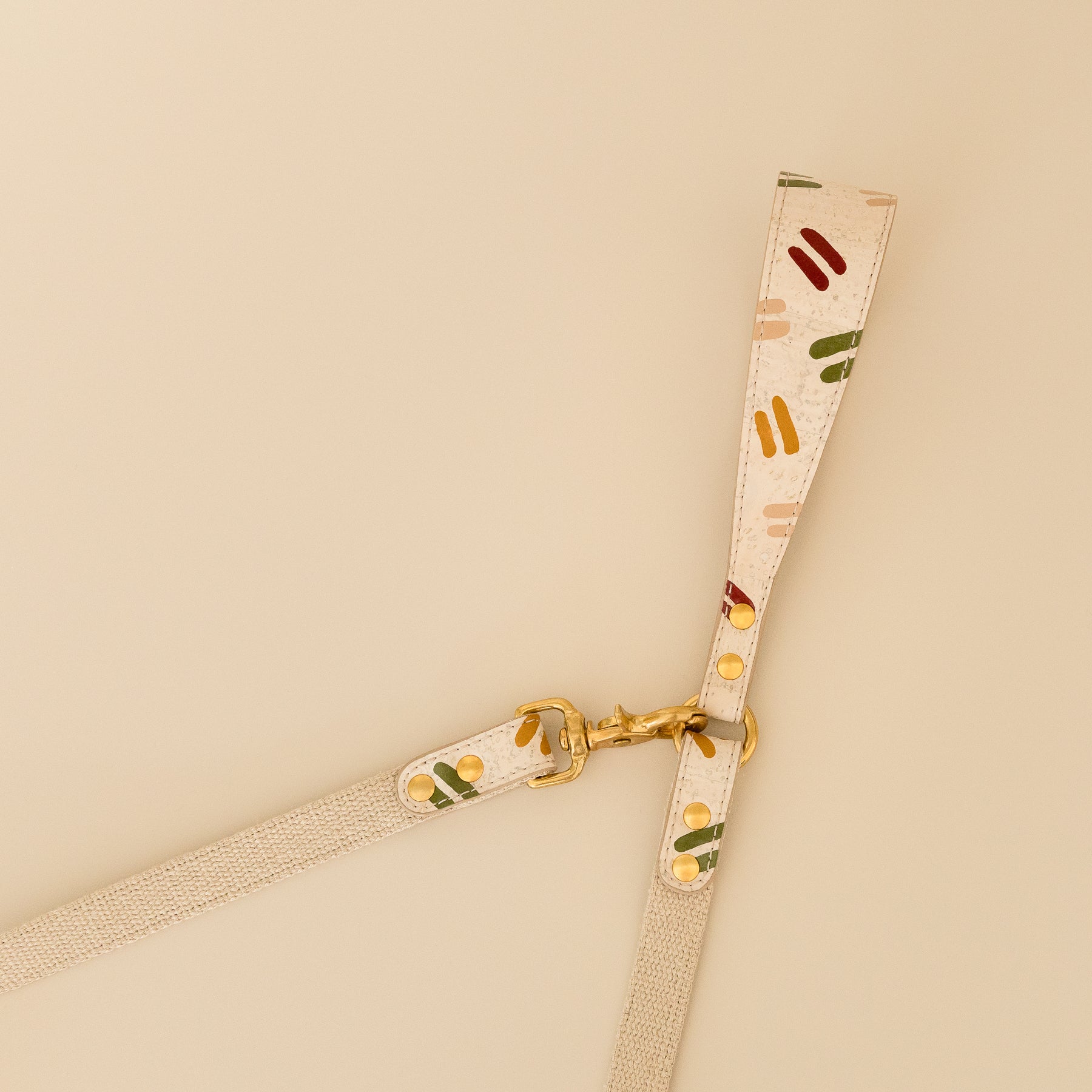 hand-painted dog leash in off-white, made of vegan cork leather, organic hemp webbing and brass hardware, close-up