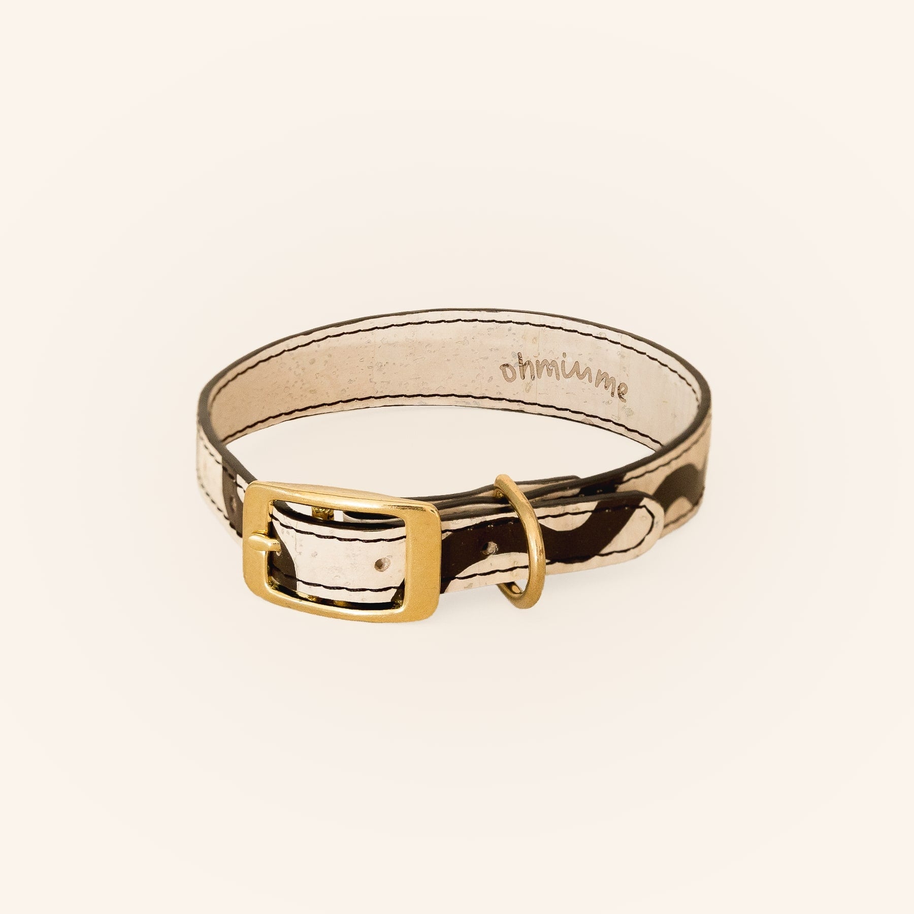 Dog collar in cork leather with gold buckle.