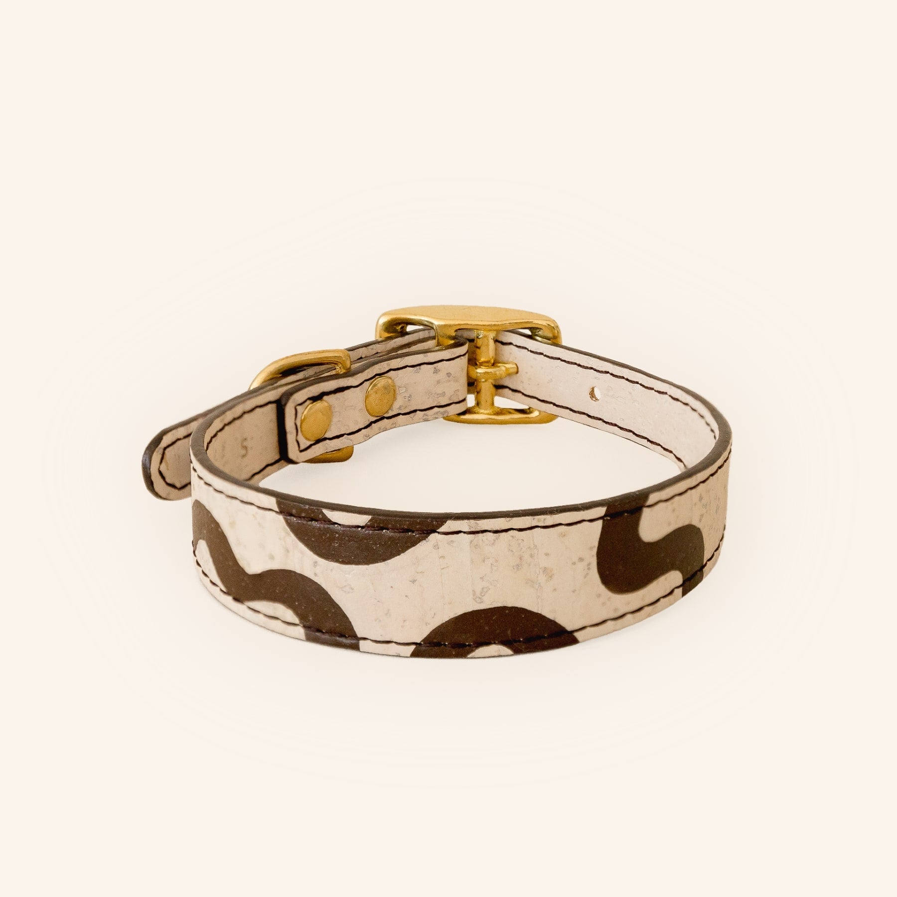 Dog collar in cork leather with gold buckle, front view.