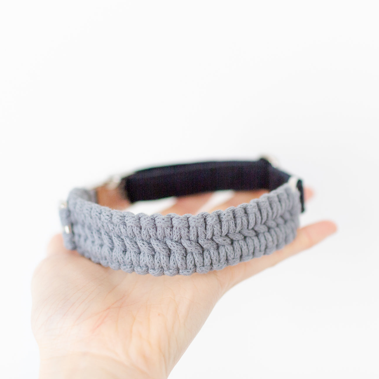 hand holding a macrame dog collar in recycled cotton in grey and navy